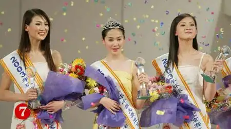 图为冠军刘军(中)亚军原媛(右)季军米丹(左)