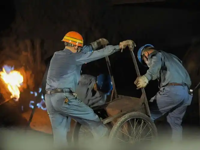 战高温,比斗志,向战斗在一线的宝钢炼铁工人致敬. - 美篇