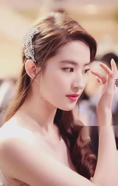 女孩子有一个好看的鼻子,就成功了一大半.|董洁|美女|刘亦菲_网易订阅