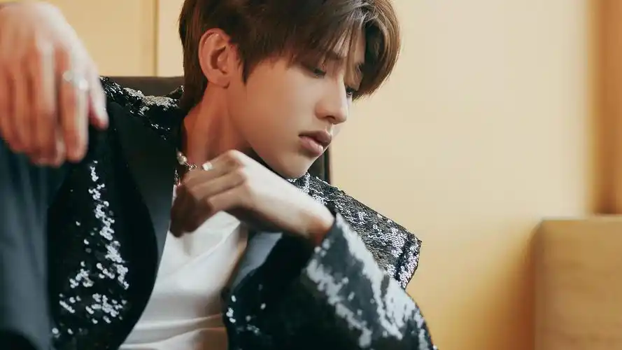 蔡徐坤亮片西装短外套时尚写真