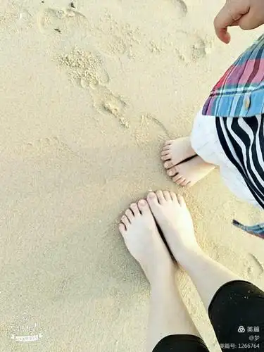 大脚丫小脚丫,欢快地踏着一朵朵调皮的浪花.