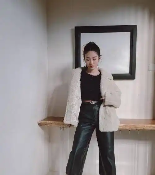 杨采钰比刘亦菲"放得开",露脐装皮裤美拍,这"蚂蚱肚"太吸睛_身材_衣品