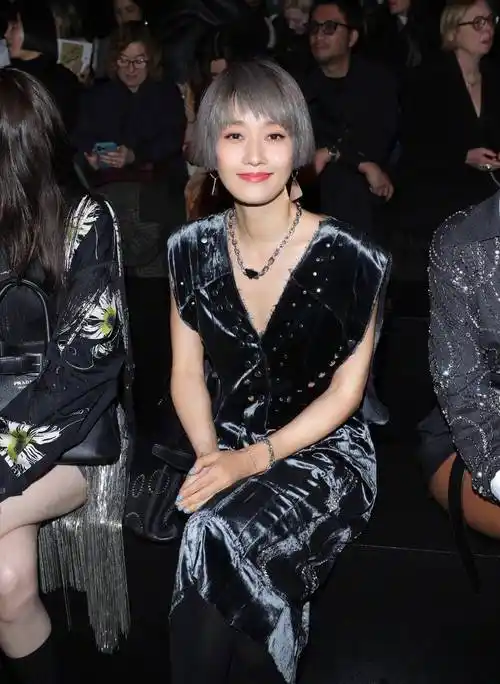 曾黎"水蛇腰",娜扎裸背诱人,但戚薇只惊艳了下半身_刘涛_造型_明星