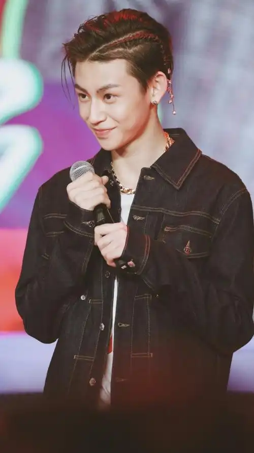 唱着rap的说唱歌手,在偶像练习生他以第8名出道,在组合中小鬼王琳凯也