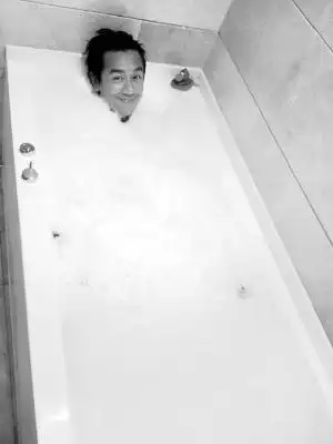 的发布会上,有人怂恿佟丽娅给男友陈思成打电话,李光洁就趁机整蛊好友