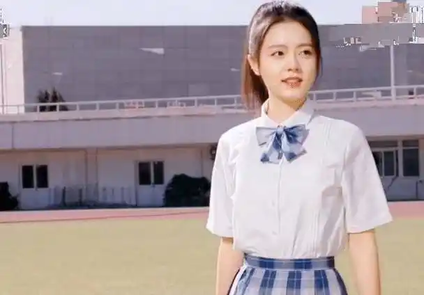 赵今麦回学校拍广告,在操场上又蹦又跳活力十足,一身校服太亮眼_带着