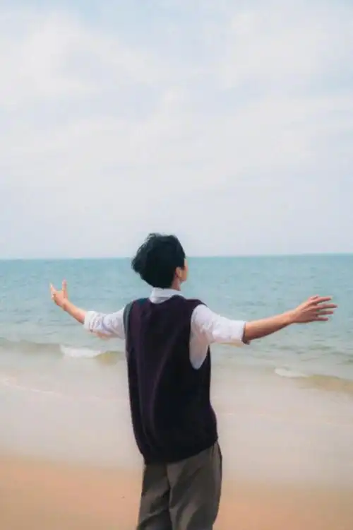 王俊凯海边背影图片王俊凯海边凝眸大片