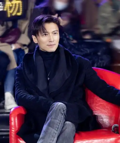 40岁谢霆锋不服老扎丸子头穿西装变身潮男比小鲜肉还会打扮