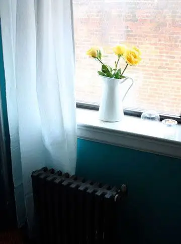 阳光透过窗户洒进室内,整个空间显得明亮而通透.