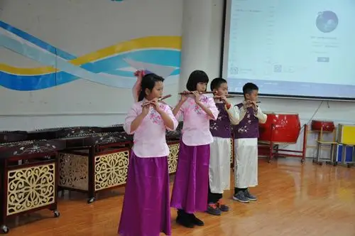 竹笛二重奏《我的祖国》,选手们用轻妙的笛声,抒情的旋律,表达了对