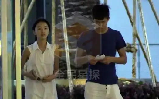 周冬雨与富二代男友旅游,酒店窗帘未拉好,被卓伟的手下拍到