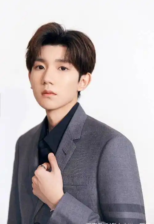 王源穿衣越来越暖,4600套装配1万1休闲鞋温柔又帅气,标准暖男!