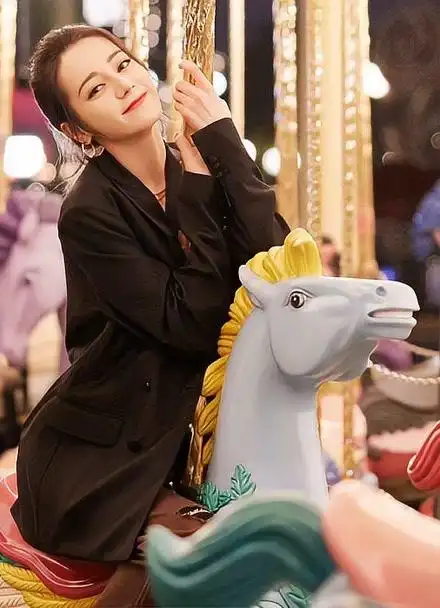 迪丽热巴迪士尼游玩拍摄花絮永远是最可爱的小朋友