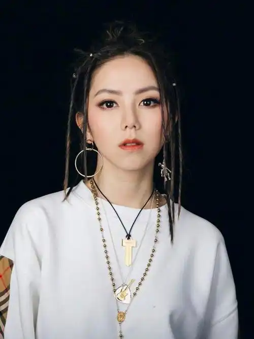 邓紫棋个人资料("铁肺女王"邓紫棋:曾因恋情和耍大牌事件被封杀,如今