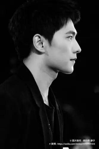 小编最喜欢杨洋的侧脸,也有粉丝跟小编说:这组照片真的太帅了,棱角