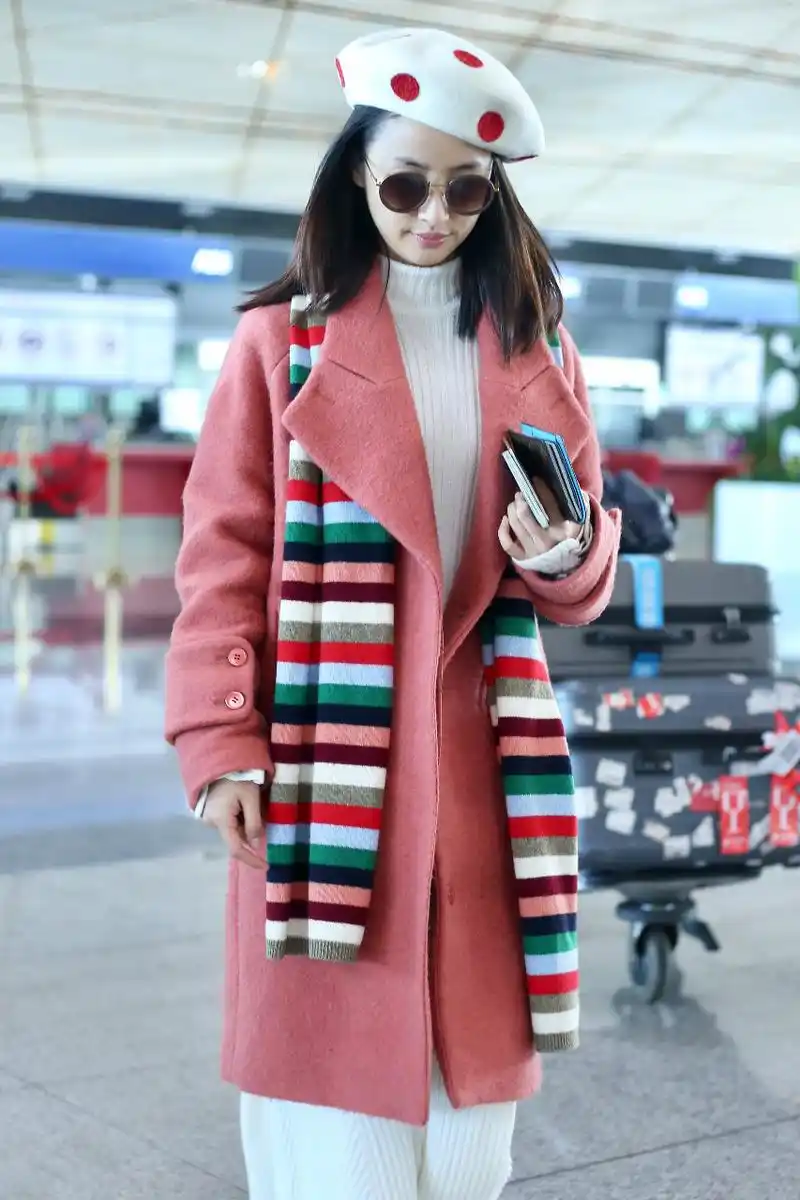 林依晨戴白色贝雷帽和墨镜穿红色大衣现身机场,素颜出镜依旧很美