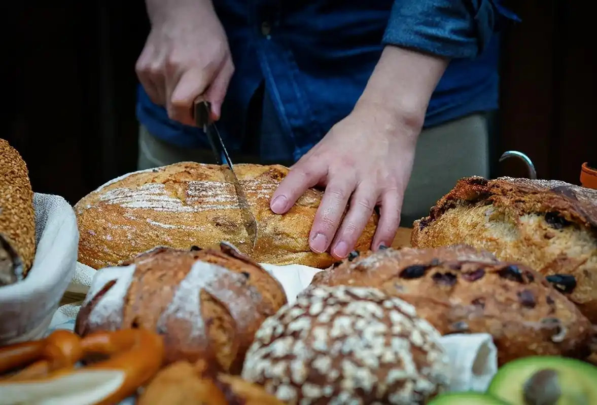 中国人吃面包,美国人吃面包,俄国人吃面包,真是没对比就没伤害