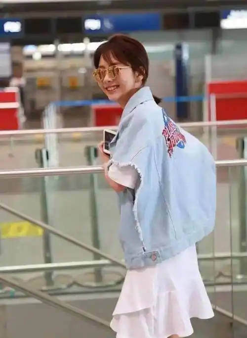 谭松韵底气十足,放出机场无p照,"真实腿型"一目了然!_服装_衣服_发型