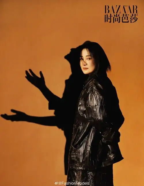 贾玲《时尚芭莎》三月刊封面来袭,摄影师钟灵通过镜头捕捉她的坚毅与
