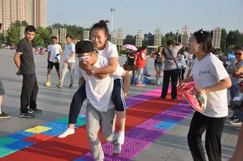 竞技游戏"袋鼠跳"竞技游戏"指压板跳绳"竞技游戏"赤脚行指压板"参加完