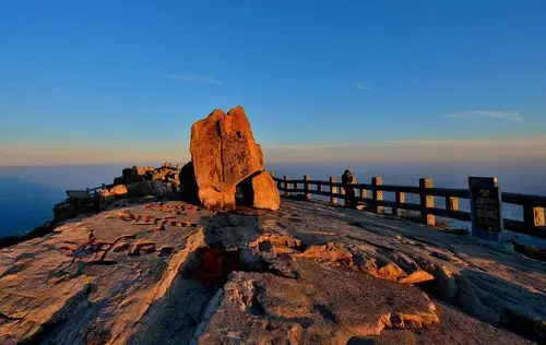 夕阳映照瞻鲁台