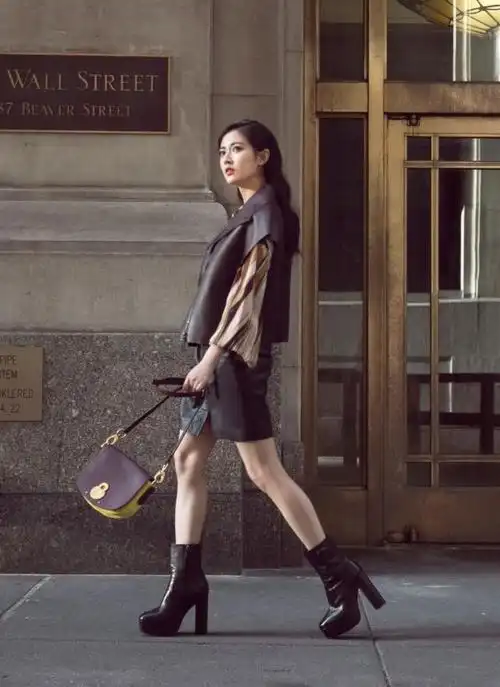 陈钰琪漫步纽约街头,穿皮衣配黑色短裙,脚踩短靴变身摩登女郎!