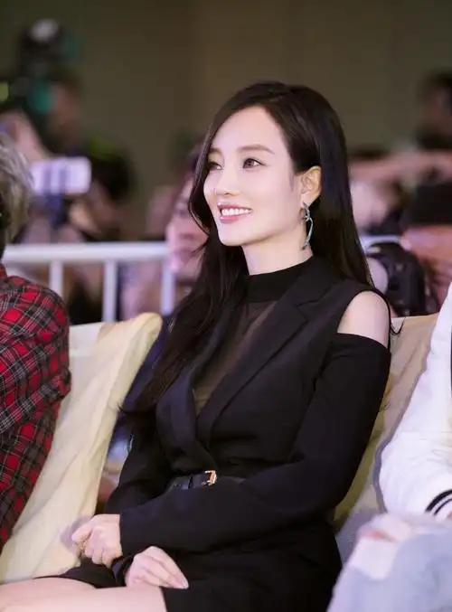 李小璐黑色露肩西装 优雅自信迷人