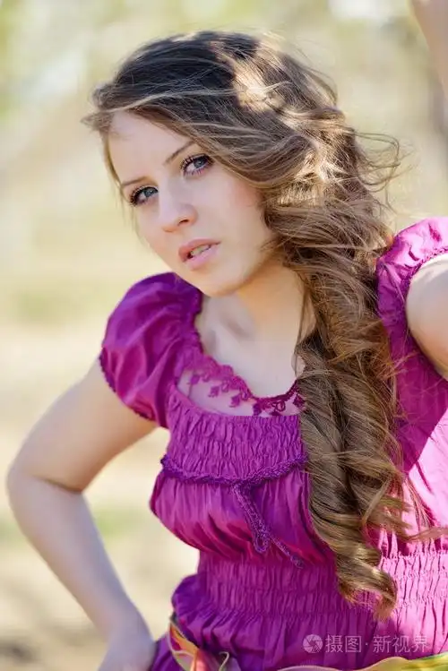 年轻漂亮的女人肖像户外