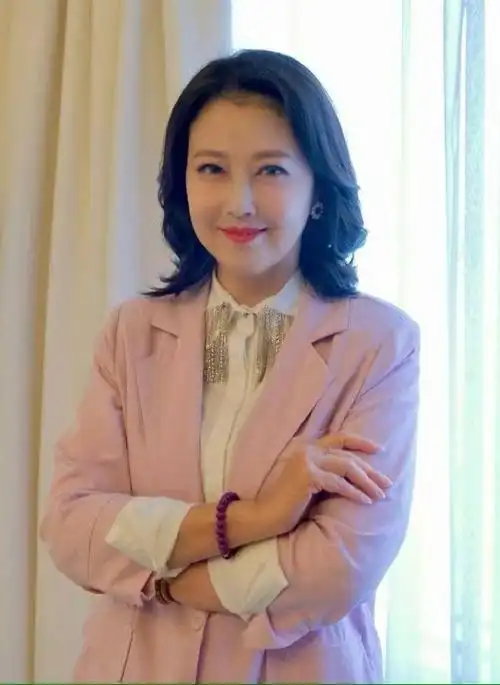 无儿无女的周海媚去世不到6个月,白发老母的选择令人泪目