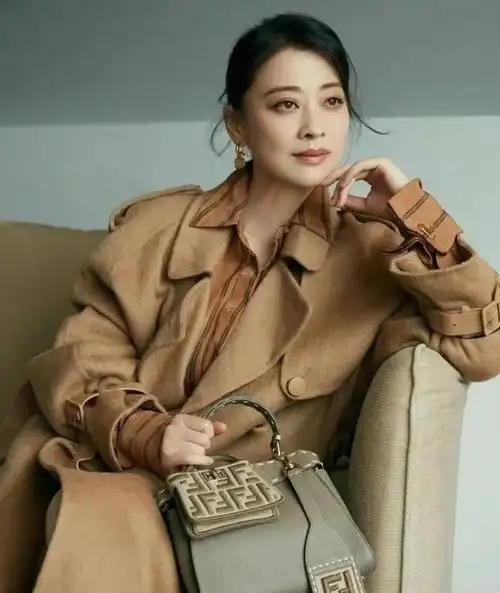 被48岁梅婷惊艳了穿衣简单发贴头皮不穿金戴银却气质出众