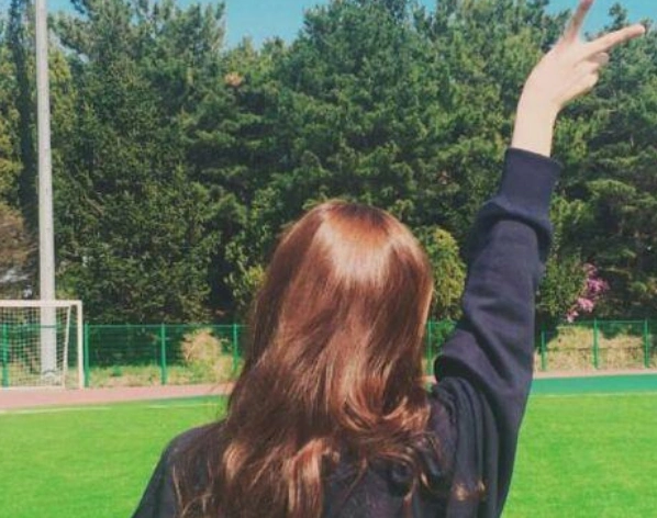 运气测试:4个背影,你觉得谁是真开心?测你是女神还是女汉子?_腾讯新闻