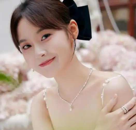 张佳宁公开表示"舅舅就是我爸",不愿认亲生父亲,却帮继父求婚