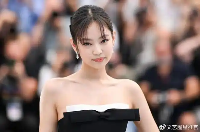 jennie萝莉造型被质疑擦边,戴透视方巾眼神无辜,着装坐姿引争议