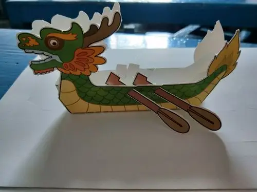 看我们的小朋友自己动手做起了龙舟