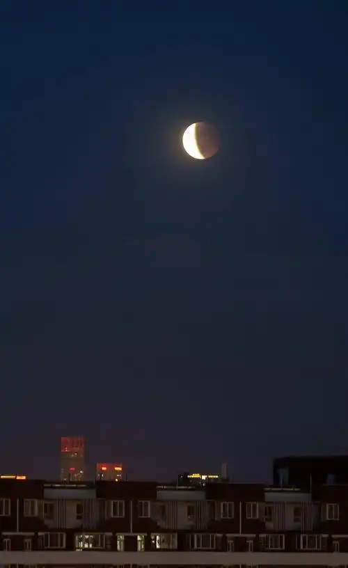 月全食过程中,这一幕属实罕见!