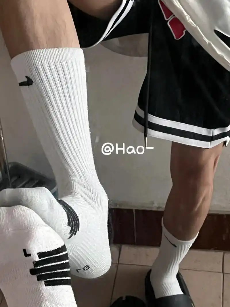 "喜欢我的话就来追我啊"#体育生穿搭 #袜子04#篮球男孩 - 抖音