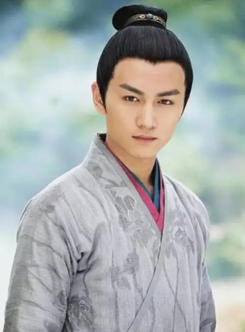 头型特殊导致发式打造的发型太相似增加极大辨认难度的两位成员圆头