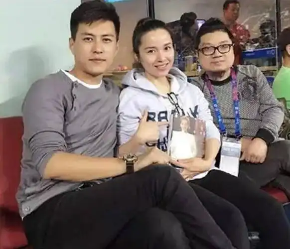 据之前媒体报道称,李佳的前夫名叫郭绍晖,是一位地产商人,身份神秘