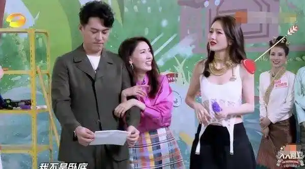 原创靳东与好友聚餐被拍还与女性单独唱歌网友不怕老婆吃醋