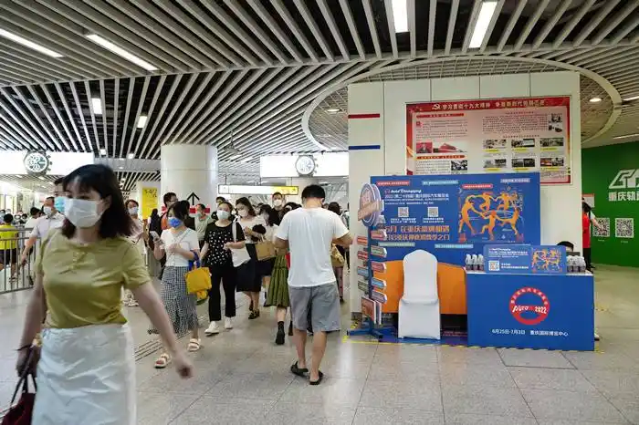 重庆国际汽车展会地铁站创意美陈