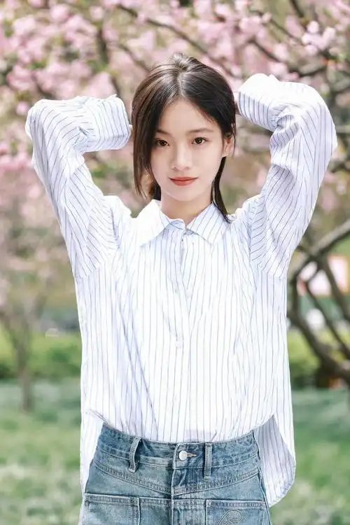 喜欢李庚希身上独有的氛围感,淡淡的文艺气息里夹杂