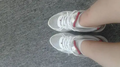 一个女生一双运动鞋穿一个夏天都没换洗算脏吗?看得出脏吗?