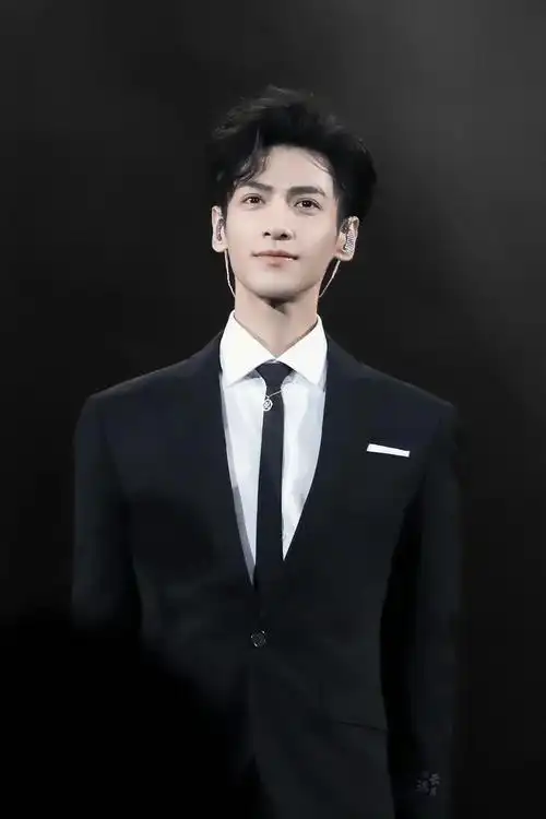 分享一组#西装杀 #罗云熙 是我见过穿西装最帅的男人601507