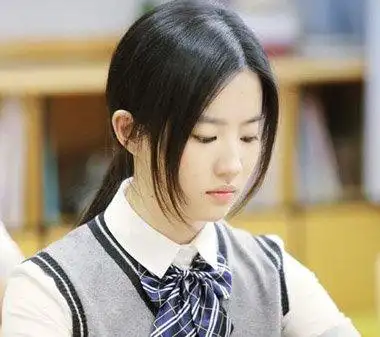 扎头发前面留两缕 脸两边留两缕头发