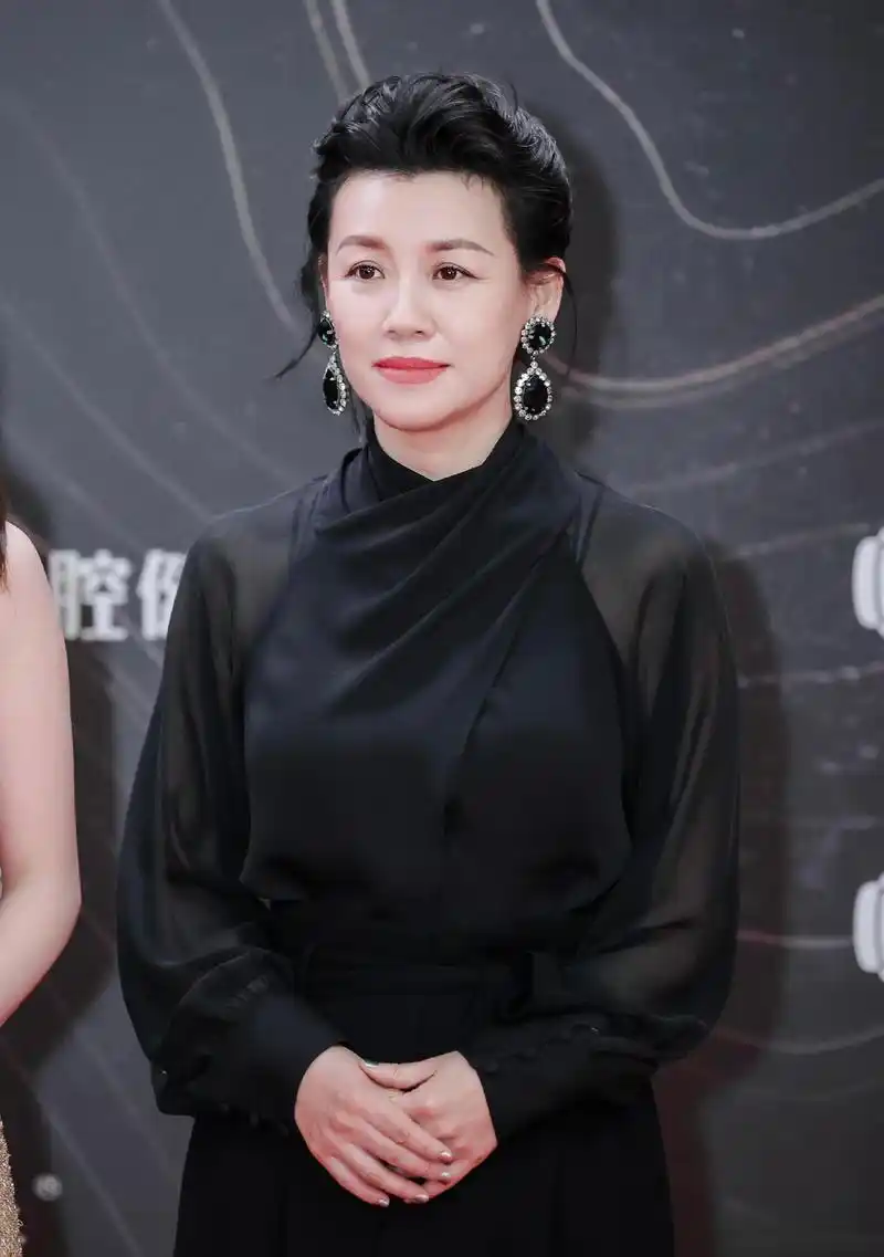 刘琳:从"土气"到耀眼明珠,演技派女星的逆袭 在星光熠熠的红毯上,女星