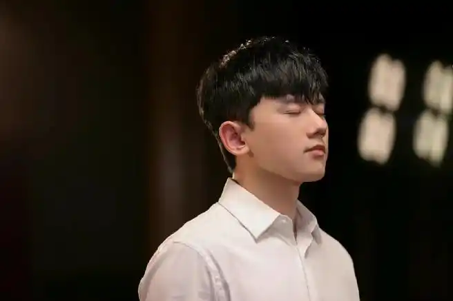 张杰我是守护的光mv剧照##张杰白衬衫六宫格