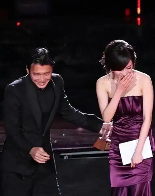 曝锋菲恋成泡影谢霆锋和杨幂公布新恋情这一次他不再隐瞒