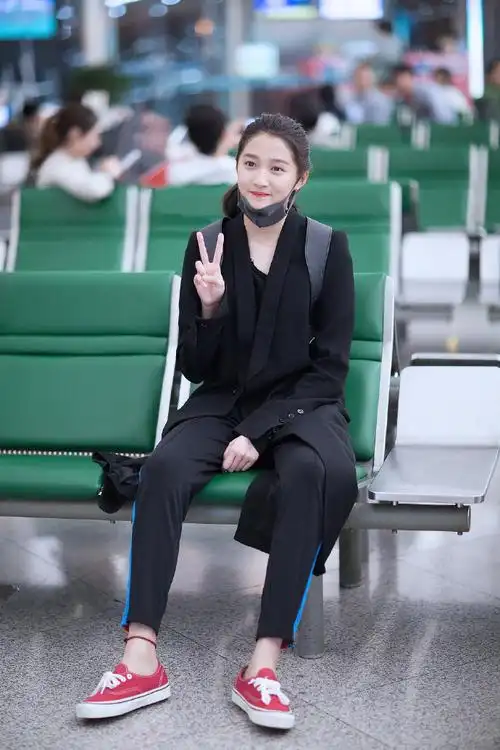 关晓彤全黑look现机场一秒变关二爷坐姿独美