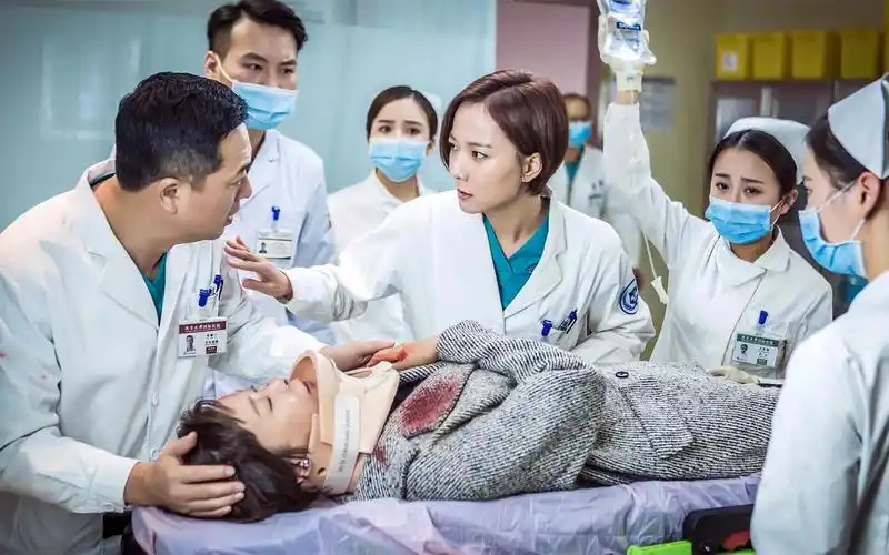 《急诊科医生》:国产医疗剧为何总差别人两条街!