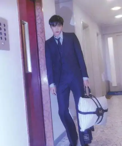 182cm金钟仁大片来袭,穿gucci大衣演绎复古风情,却意外撞衫肖战